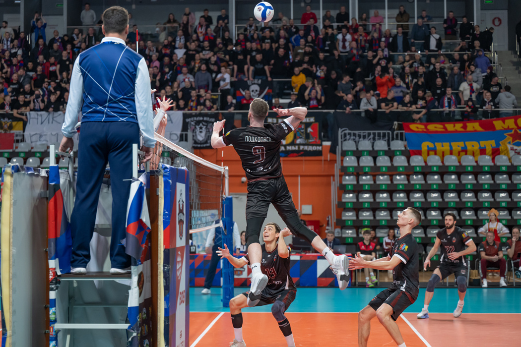 Волейбол. В атаке Антон Подкопаев #9, страхуют Александр Азаренко #13, Денис Сайфуллин #2 и Муртазаали Юсупов #22. Игра "Текстильщик" vs ЦСКА. Россия. Иваново. 24 января 2026. Источник https://vk.com/albums-207807933?z=photo-207807933_457257279%2Fphotos-207807933