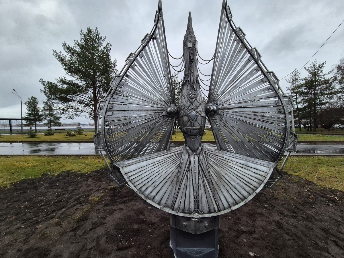 Птица счастья (автор - скульптор Александр Дедов), Архангельск,