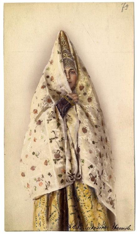 Из-за плотной ткани платка и его объема мне очень уютно смотреть на фотографию — ассоцируется с моментом, когда укутываешься в одеяло с книгой, а за окном сугробы и солнце. Это народный костюм Костромской губерни конца XIX — начало XX в. Источник: catalog.shm.ru