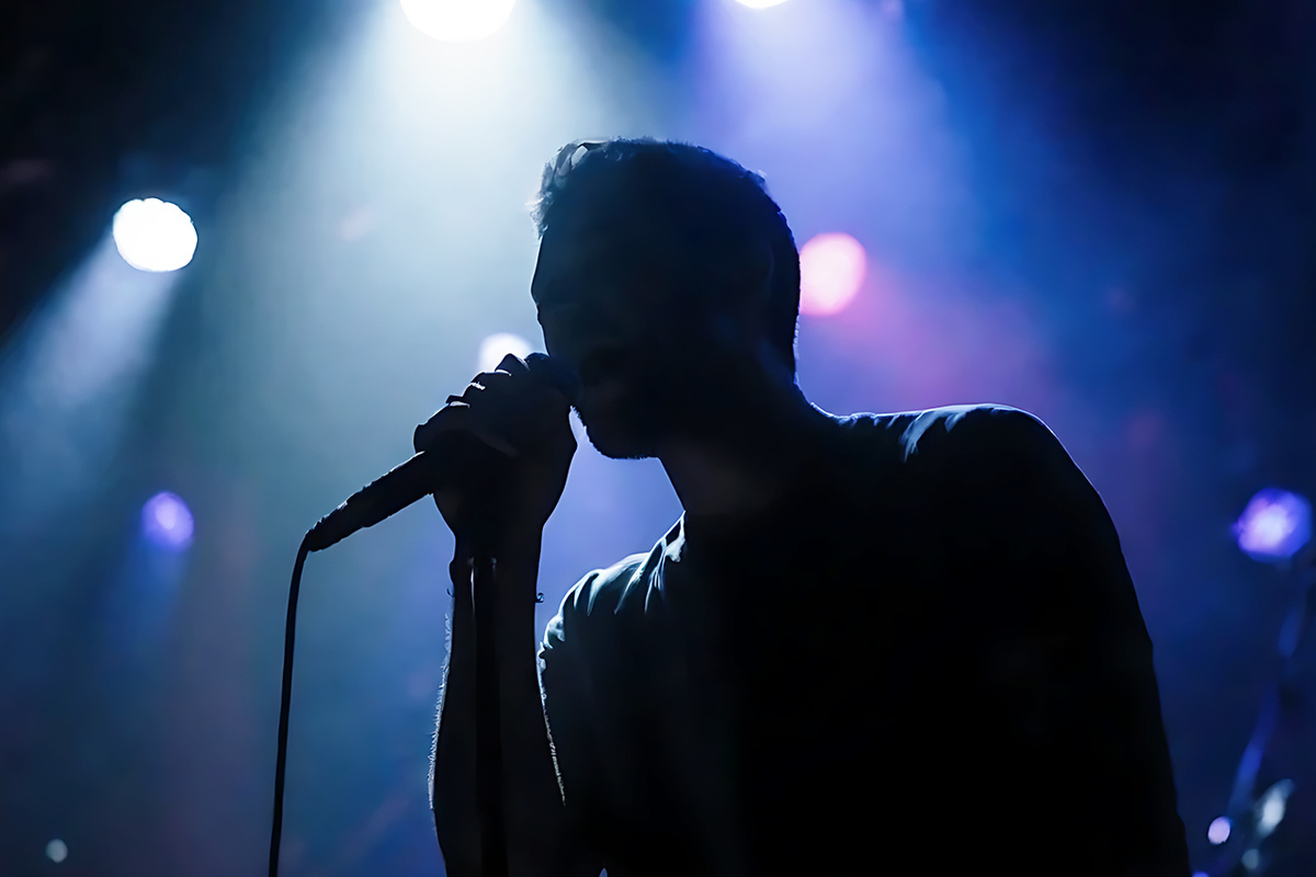 Нурлан Сабуров во второй раз перенес концерт в Екатеринбурге.  Фото: Изображение сгенерировано с помощью ИИ / Маргарита Неклюдова