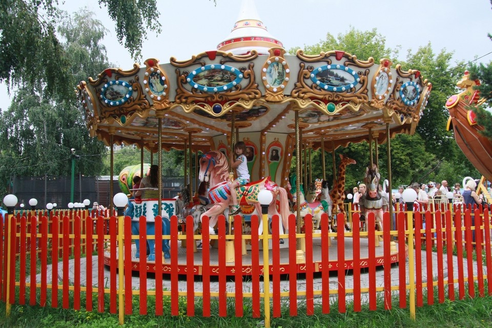    Взрослые, по словам детей, тоже могут кататься на каруселях, но нечасто Олег УКЛАДОВ