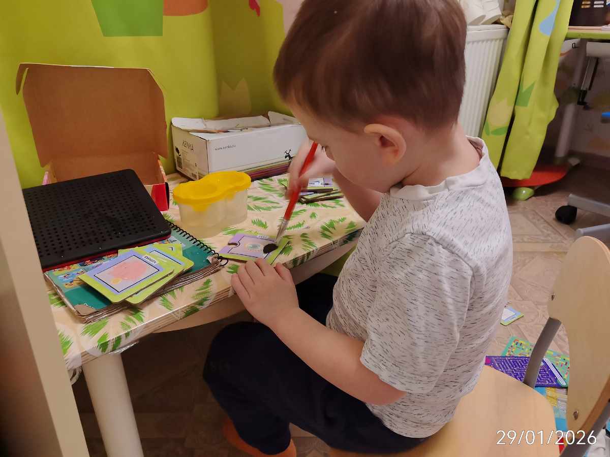 В три года любит раскрашивать карточки водой 😃