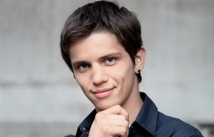 12 лет в детдоме, грабежи и звёздная роль: Почему умер в 22 года отец 3 детей Василий Лыкшин