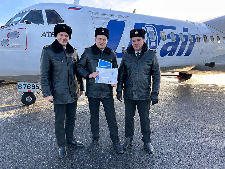 На фото слева направо: Андрей Приходько, второй пилот авиаэскадрильи № 1 летного отряда № 12
Роман Знаев, командир ATR 72 авиаэскадрильи № 1 летного отряда № 12
Олег Егунов, командир летного отряда №12
