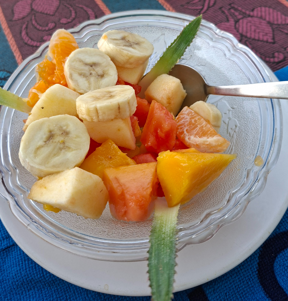 Манго, ананас, банан, папайя за 140 рупий 