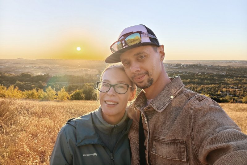    Автор выставки Олег Саркисов с супругой Юлией в очередной творческой поездке