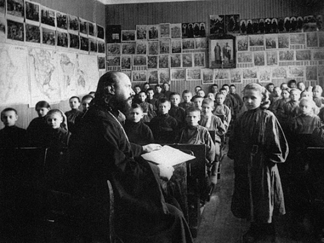 На уроке в церковно-приходской школе.