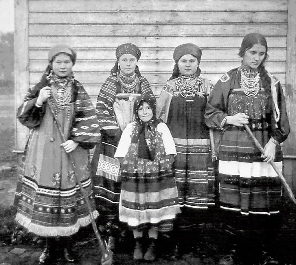 Девушки Скопинского уезда в праздничных нарядах. 1920-е гг. Фото из коллекции Скопинского краеведческого музея