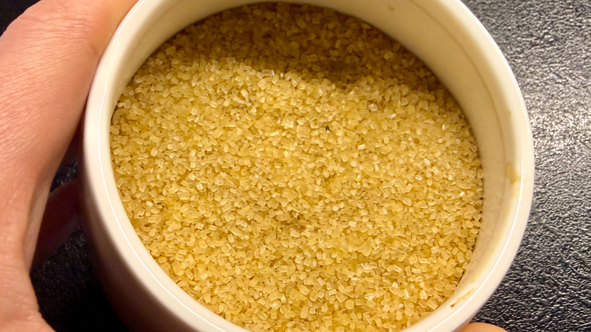 Сахар у меня дома есть, коричневый. Он почти ничем не отличается от белого, кроме цвета. Стоит для красоты и гостей. Фото автора.