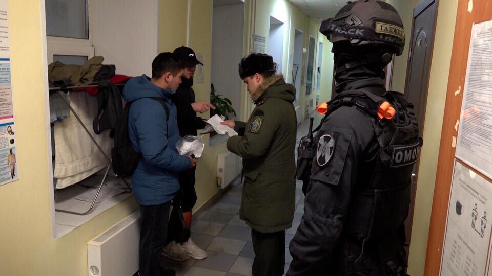     "Русский не знаю, брат": хостел с 500 нелегальными мигрантами накрыли в Москве РЕН ТВ