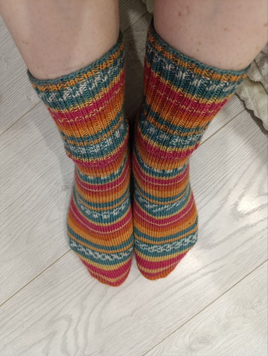 Носки из пряжи Ализе, полоски ровные, носки одинаковые, горжусь))