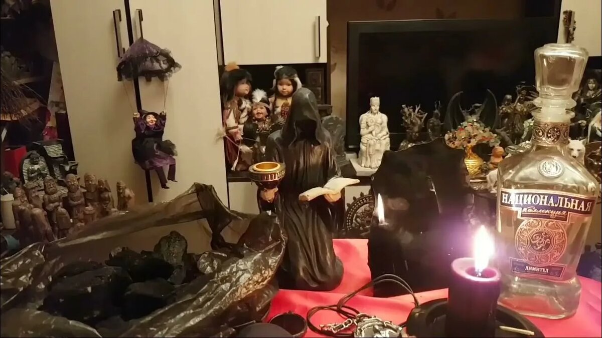 Для иллстрации. Подозреваю, что стол кого-то из работников РКН должен выглядеть именно так