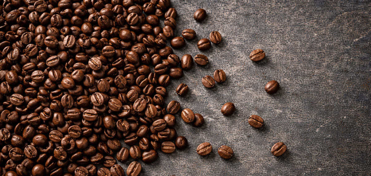 Благодаря карамелизации сахаров и разрушению клеточных стенок внутри зерна под воздействием высокой температуры, кофе в итальянской обжарке приобретает глянцевый маслянистый оттенок.