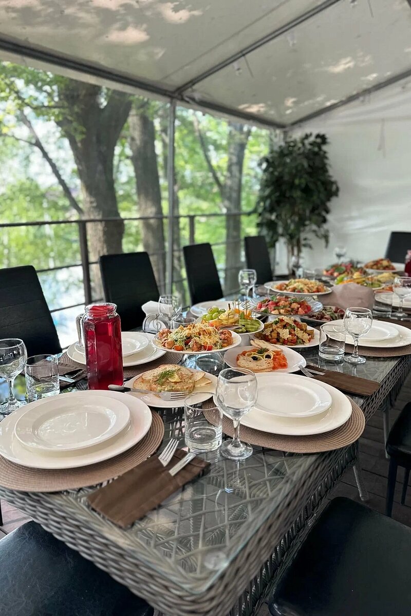 Летняя терраса кафе «Ореховая бухта»