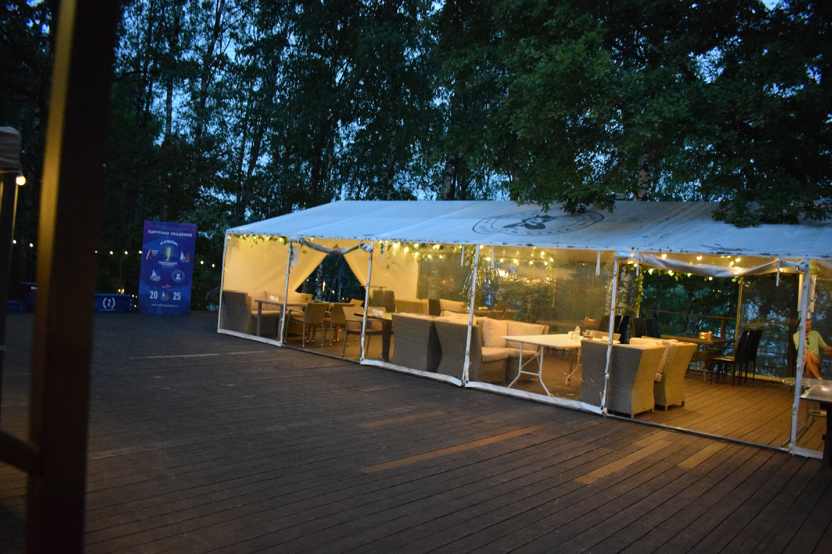 Летняя терраса кафе «Ореховая бухта»