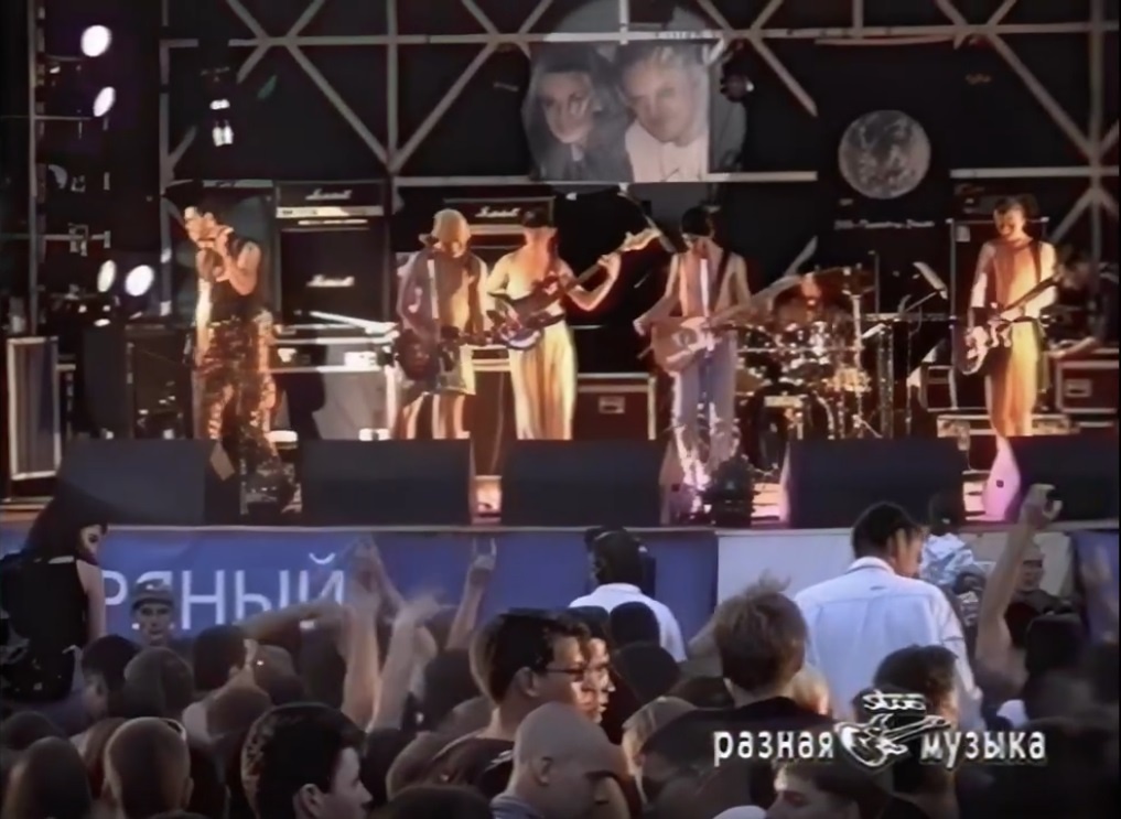 Чёрный Лукич на фестивале "Разная музыка" (2001 г.). Скриншот из видео из открытых источников.