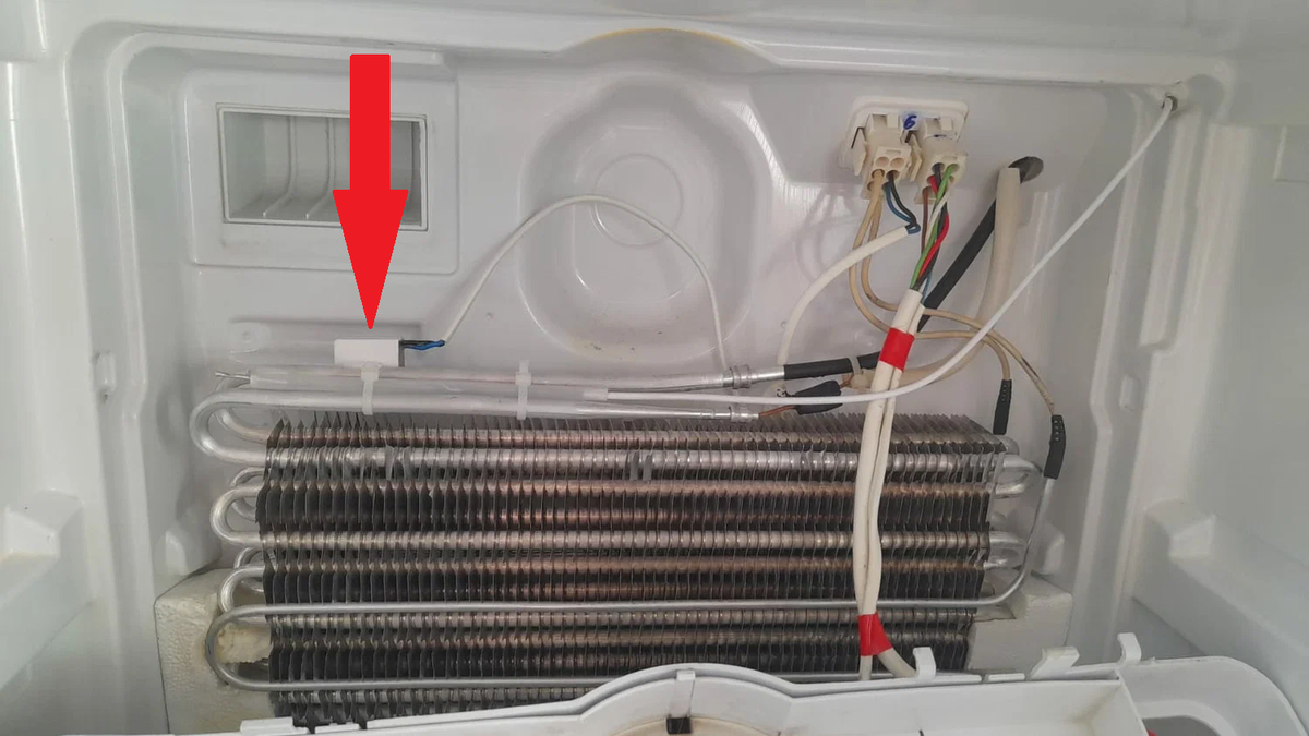 Место крепления на испарителе холодильника (находится в морозильном отделении)