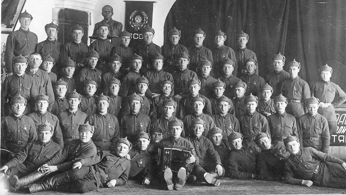 Фото на память с бойцами Ойротского погранотряда, 20 апреля 1934 года (В. Г. Логвинов в 3 ряду, в центре)