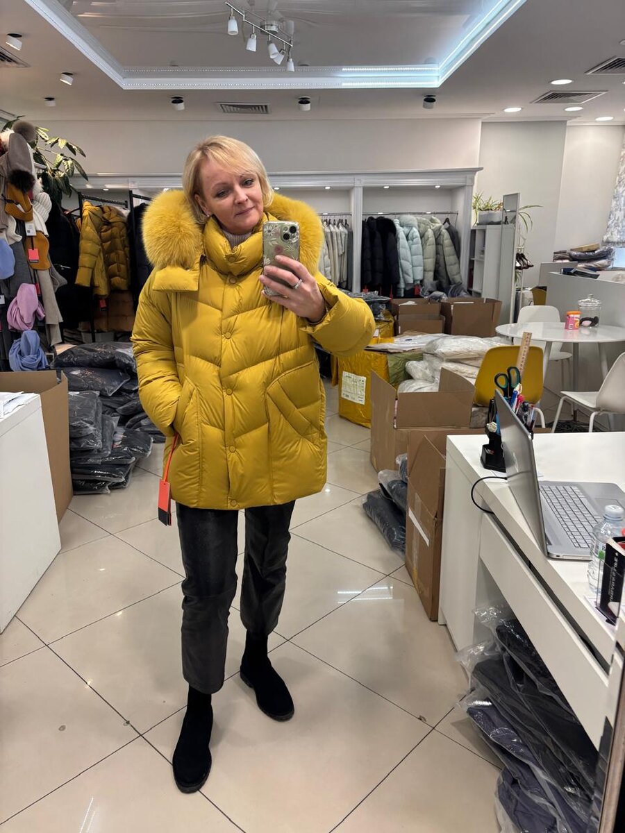 1. В их коллекции есть пуховики укороченные. Как правило, в 3-4 цветах. Данная модель стоит 43 тысячи.