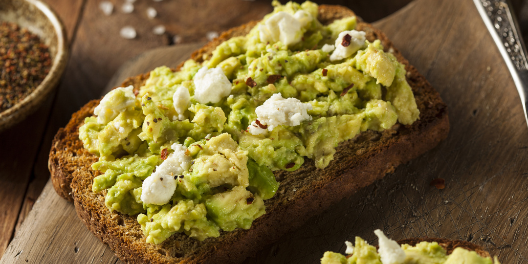 Белковая намазка из авокадо и яйца