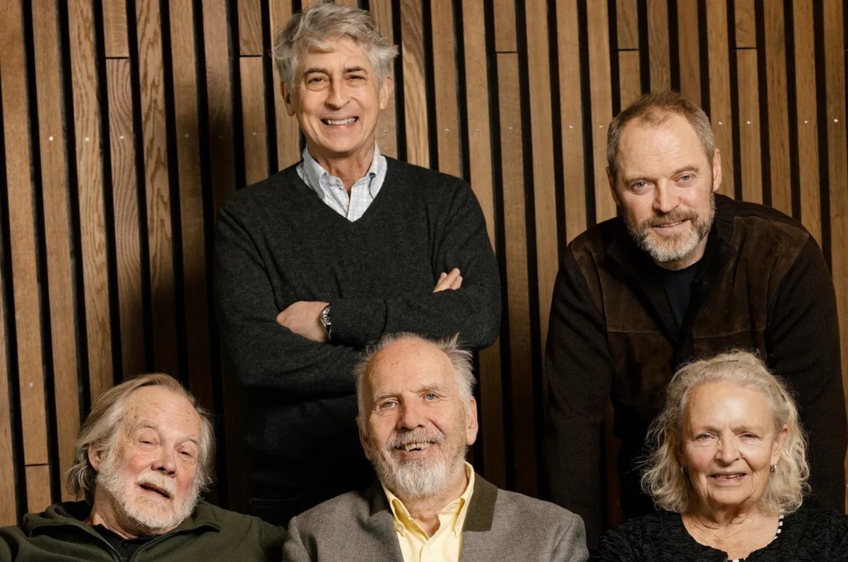 Александр Пэйн с актёрским составом фильма Somewhere Out ThereИсточник: Searchlight Pictures