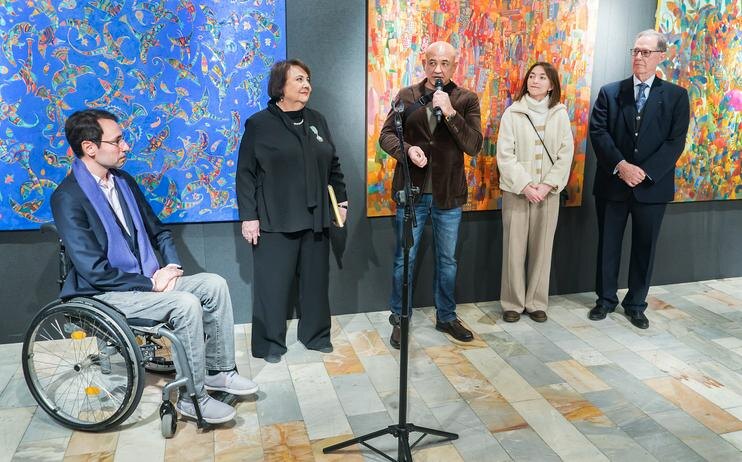 Слева направо: посол Франции в Узбекистане г-н Уалид Фук, искусствовед Наталья Мусина, художник Бобур Исмаилов, бывший почетный консул Бельгии Жан-Клод Бажан с переводчицей. Фото Андрея Кудряшова/«Фергана»