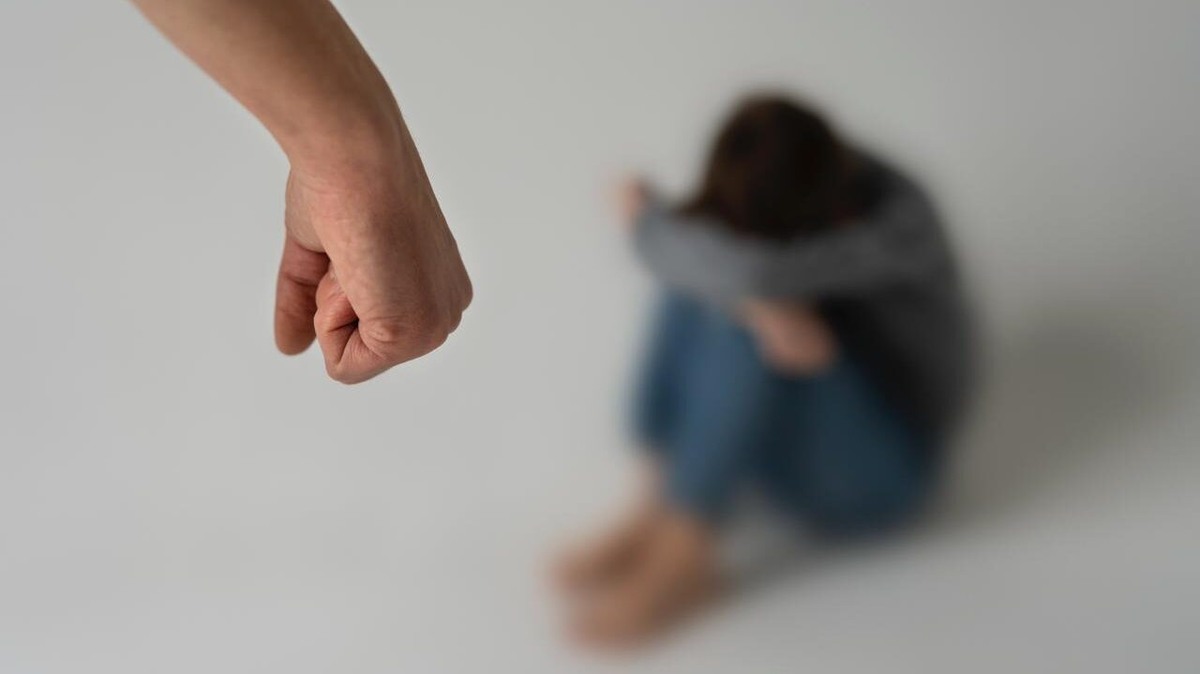    Как писать заявление в полицию о домашнем насилии и продумать план побега. Эта статья спасёт жизнь