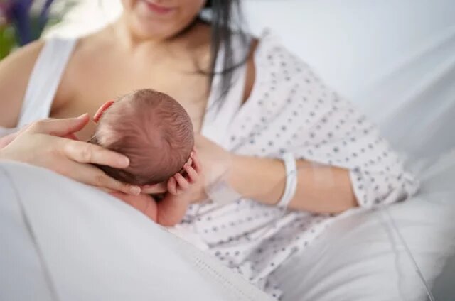    Когда и на сколько должны прикладывать младенца к груди матери после родов?