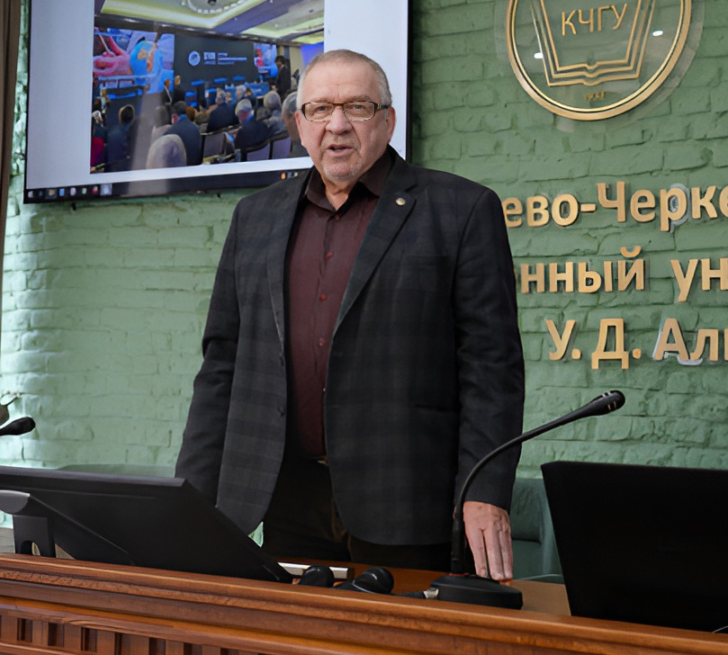 Вячеслав Онищенко выступает на заседании регионального отделения РГО