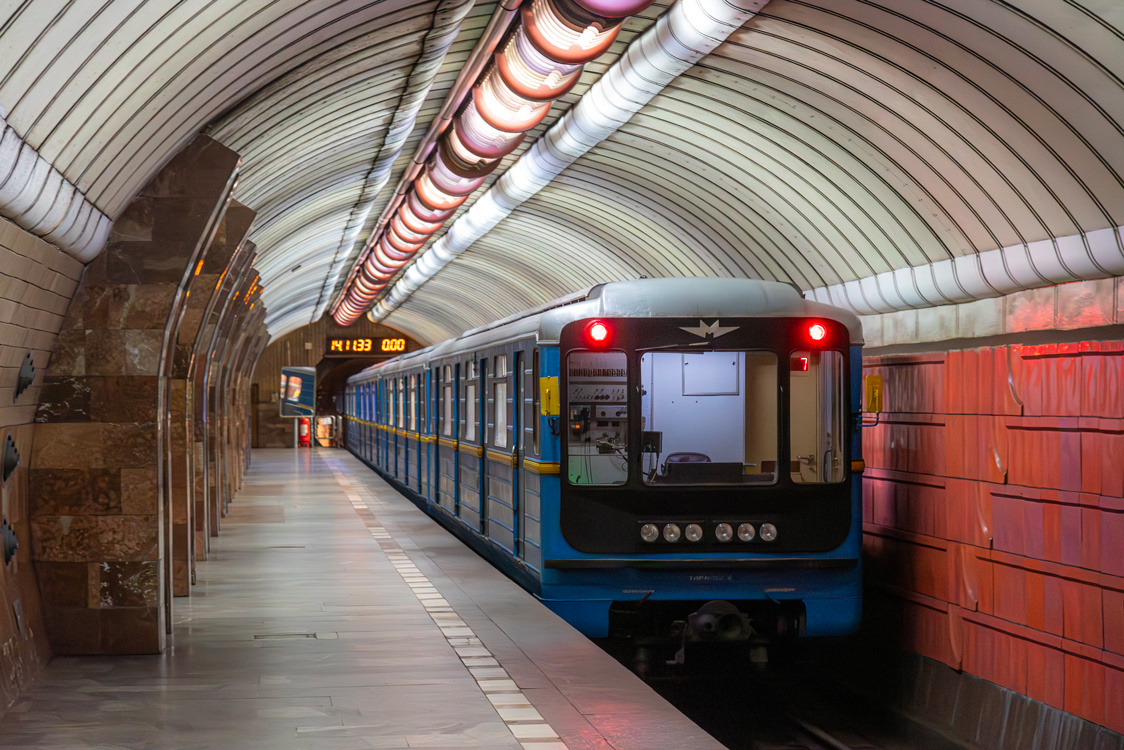 81-718/719 в Харькове. Обратите внимание на буферные фонари. Фото из открытых источников.