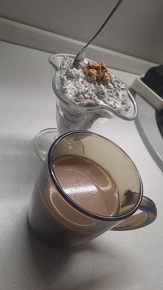 Вкусовые привычки изменились. Десерт из творога, чиа, печенька))) 