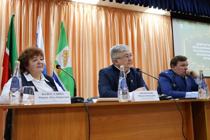 Участие в работе сессии приняли глава Зеленодольского района Михаил Афанасьев, Зеленодольский городской прокурор Дмитрий Ерпелев, депутаты и местные жители. Фото: «Официальный Зеленодольск»