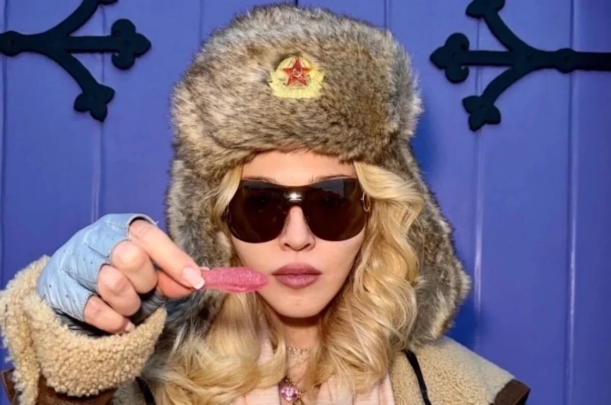    Мадонна надела шапку-ушанку с кокардой военного СССР на фестиваль в Англии