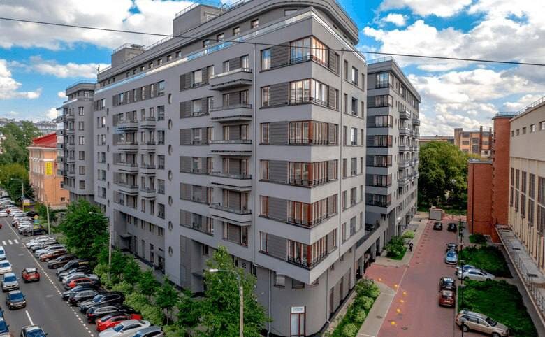 Ранее мы рассказывали вам о конструктивизме как культурном явлении, о духе эпохи. Также рассказывали о известных стилях Санкт-Петербурга 

Конструктивизм снова входит в моду: это мы можем заметить по открывающимся креативным пространствам в конструктивистских зданиях, например кластер «Зотов» в Хлебозаводе им. Зотова в Москве  или комплекс Левашовского ,хлебозавода в Санкт-Петербурге. 

Однако, тренд на ленточное остекленение, решетчатые окна, геометричность форм приходит и в жилое строительство: отличным примером является ЖК «Мендельсон» в честь фамилии архитектора-авангардиста на Корпусной улице в Санкт-Петербурге. Причём здесь заметно именно уважение к стилю - архитектор воспроизводит его в тех же материалах и в тех же пропорциях, что и в 1920х годах!

Сравните постройки ребят с "Погружения в Архитектуру" и ЖК: мощные угловые балконы, решетчатое ленточное остекление.

Как вам такие новые ЖК?
топ! больше таких проектов! -🔥

не лучше обычных жилых коробок -👁️

