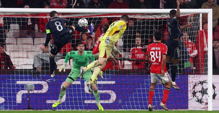    Вратарь «Бенфики» Анатолий Трубин забил победный мяч в ворота «Реала». Фото: Reuters