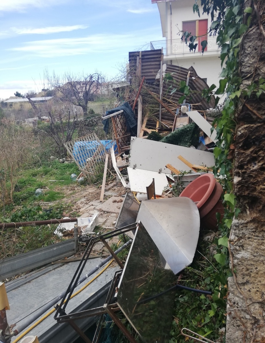 Фото автора. Вот и всё, что осталось от беседки.