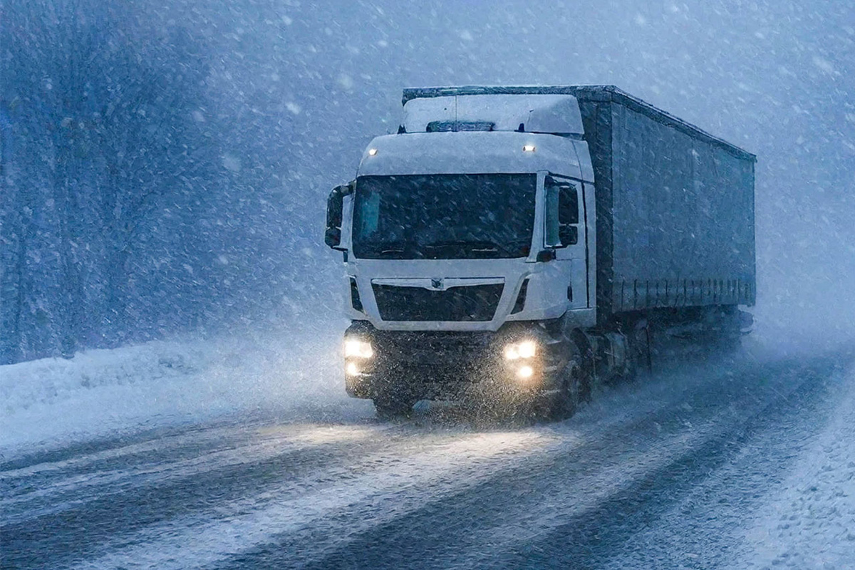 Трассы Свердловской области может занести снегом.  Фото: Изображение сгенерировано с помощью ИИ / Маргарита Неклюдова