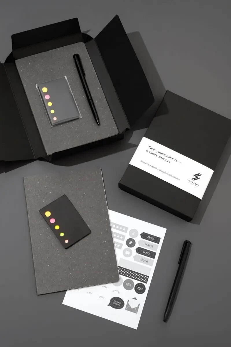 Состав: коробочка из дизайнерского картона с манжетой (брендируется) , Блокнот , Набор стикеров , Ручка шариковая (брендируется) , Стикерпак для оформления блокнота