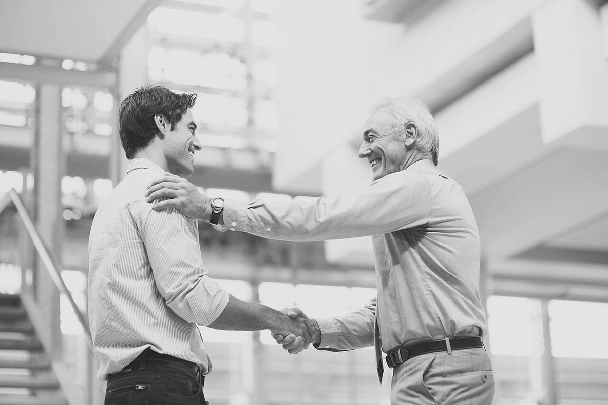 С любовью к каждому ,Наташа Эльберг- более 25 лет непрерывно практикующий энергопсихолог, кризисный психолог, синестет, автор книг-бестселлеров , автор методики ментальной трансформации и коррекции любых жизненных ситуаций с помощью специальных энергетических практик. Автор - мастер энергетического таро
