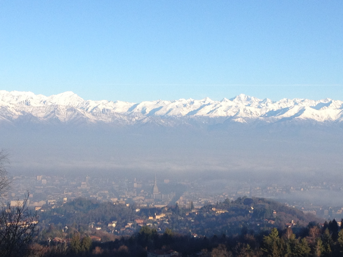 Вид из окна на Альпы издалека. Внизу город Турин. Справа Швейцария. Из личного архива автора.  