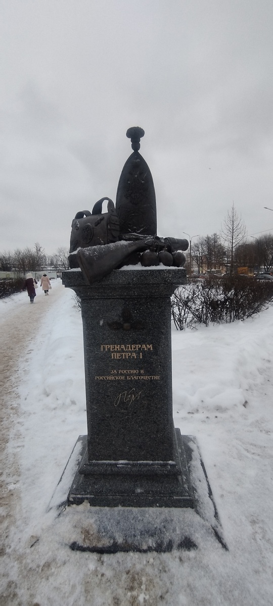 Обнаружила новый памятник  недалеко от метро "Выборгская". В прошлый раз, когда была тут, не видела. 