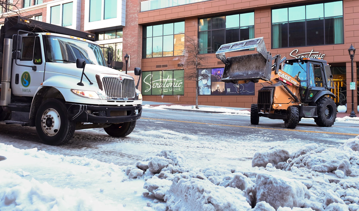 Во вторник, 27 января 2026 года, бригады работают над удалением оставшегося льда и снега в центре города Гринвилл, штат Южная Каролина.