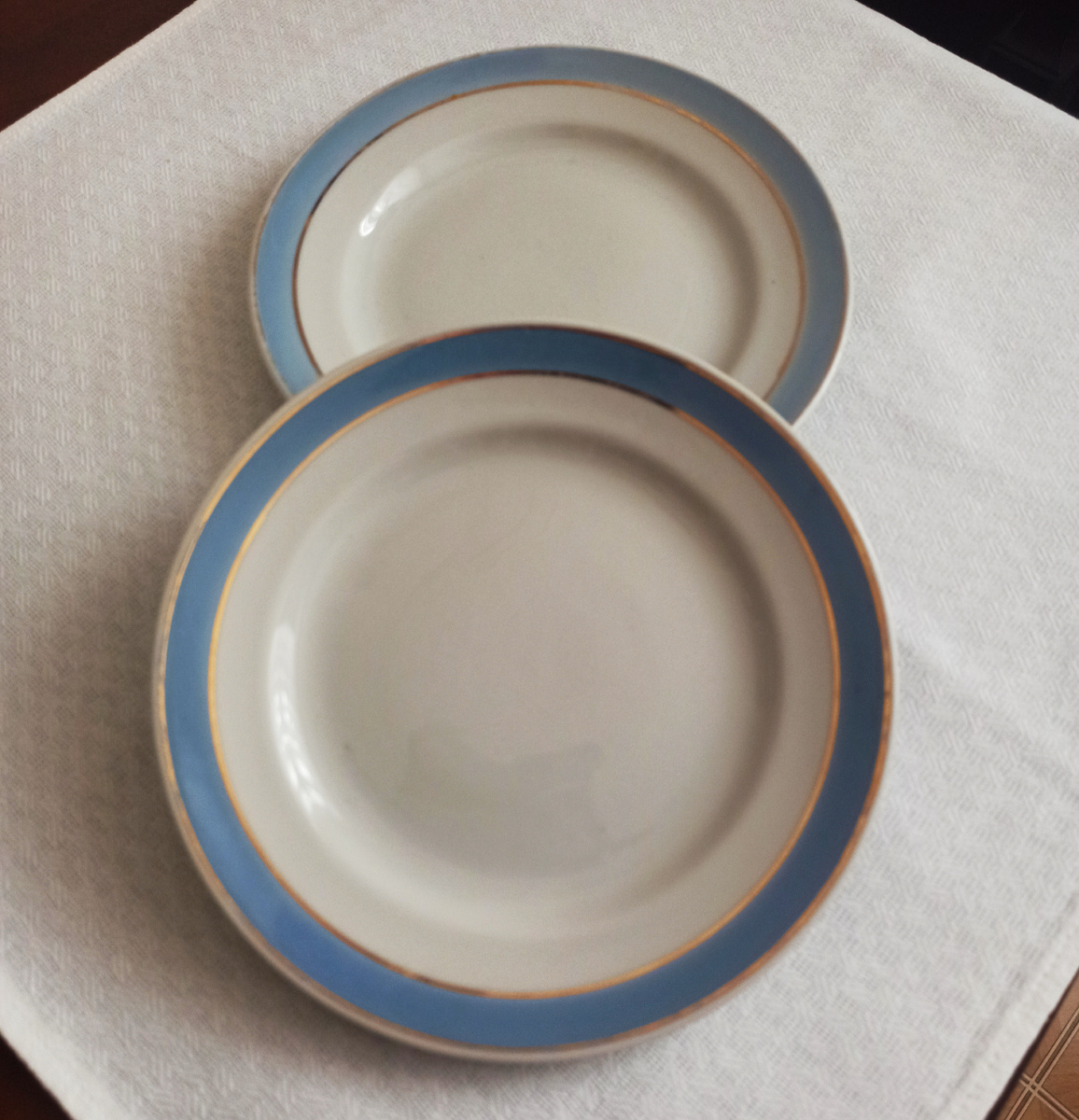 Одно ярче, второе - бледнее. 