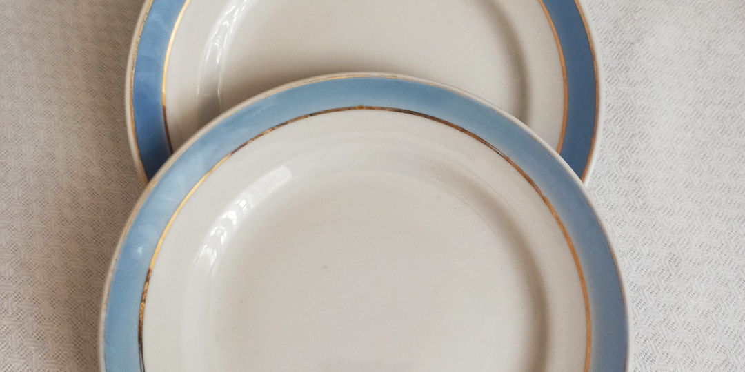 На блюдечке с голубой каёмочкой.