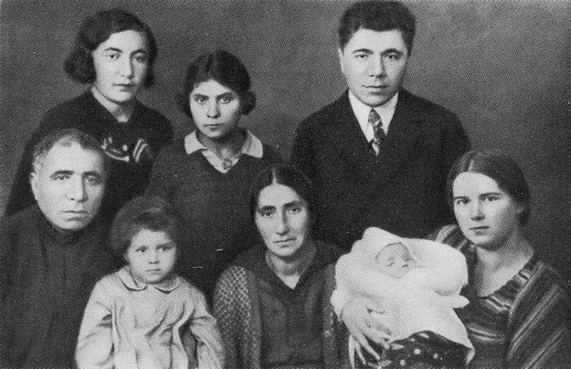 Молодой Виктор Амбарцумян с семьёй. Источник фото: архив Бюраканской астрофизической обсерватории имени В. А. Амбарцумяна Национальной академии наук Республики Армения.