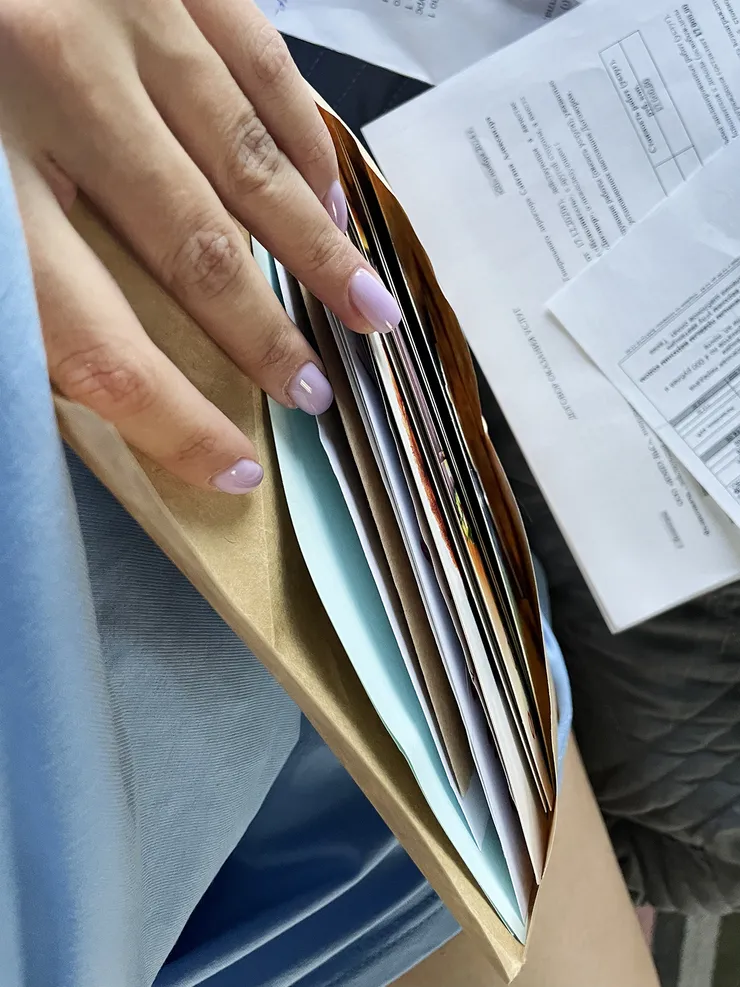 Если какие-то вещи очень жалко выбросить, их можно убрать в конверты и папки. Например, письма и открытки