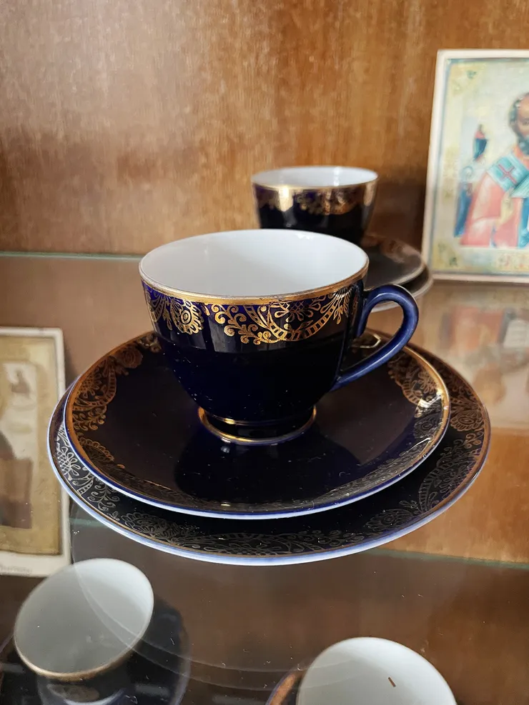 Начать пользоваться чашками из сервиза — отличная идея, предложите ее близким. И вещь станет не бесполезной, а функциональной