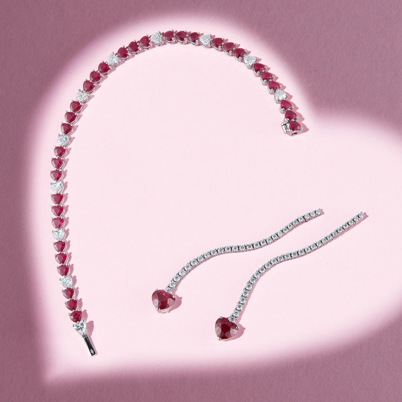 На фото: серьги и браслет Mercury Color из белого золота с бриллиантами и рубинами