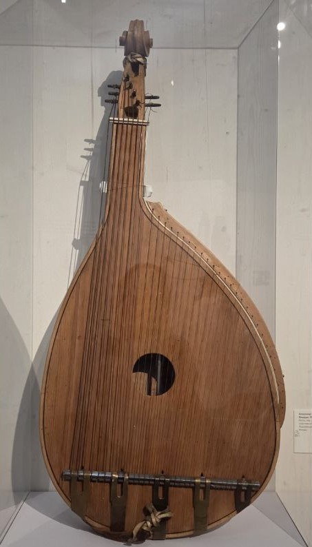 Владимир Татлин. Бандура. 1920-е кость, лак, сосна, клен, белый металл, латунь, пластмасса