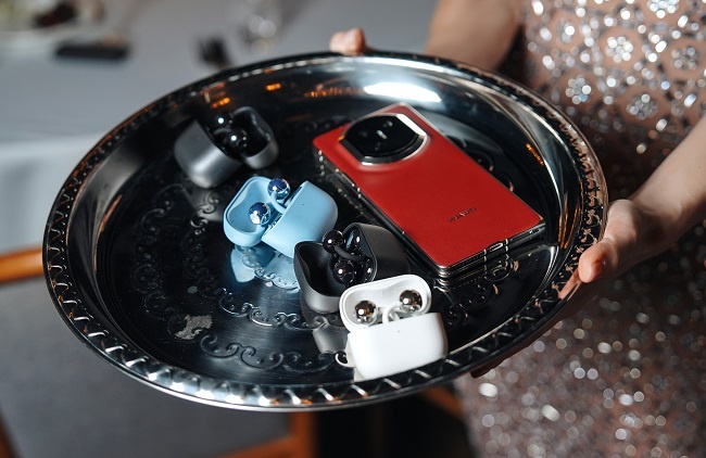 В России начали продавать складной смартфон Huawei за 160 тыс. рублей